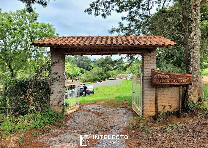 Sítio c/ Piscina, Churrasqueira e Sala de Jogos